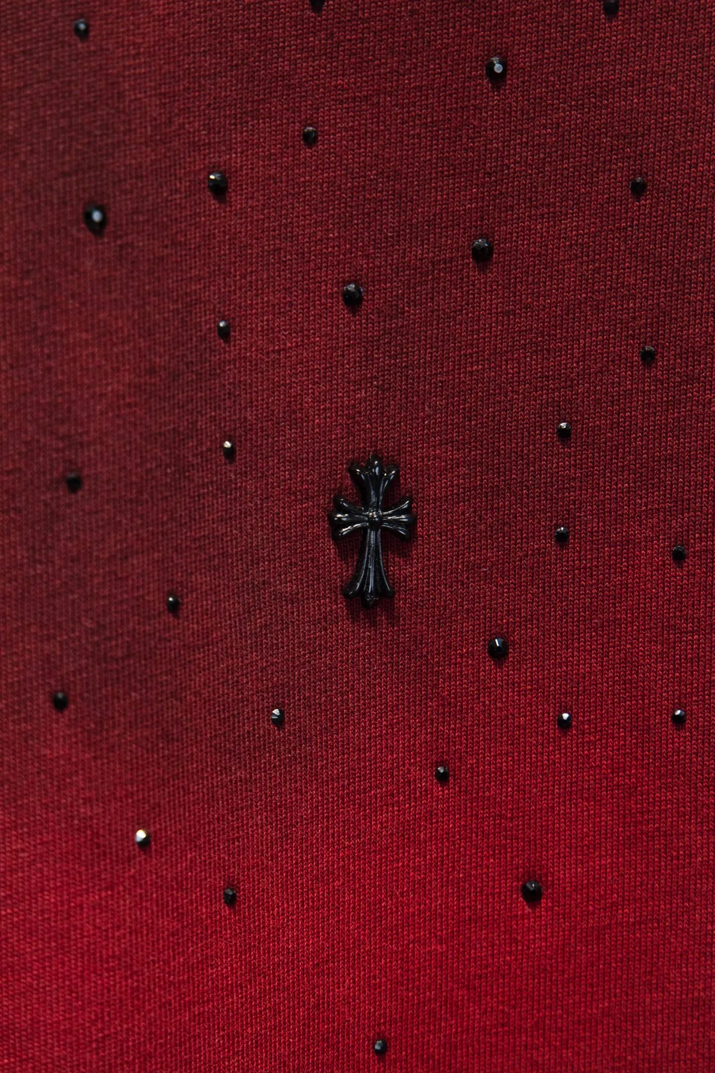 P180 🆕Chrome Hearts os version is really charming and Chrome Hearts is really a must-have. Each season's new version is made to the extreme. It is very practical and can be worn casually. Nice✔️ - ⚠️100% cotton. It is made of 32-count double yarn, 260-gram weight fabric and imported knitted carded cotton. It has moderate thickness, drape and contour, and the upper body is comfortable! ! It is very tolerant to fat body types and can instantly lose five pounds after wearing it!  Front panel #Back panel Neckline Bronzing elements# Imported hardware heavy craftsmanship and imported accessories. The body is washed, fried, frayed and added with handmade elements, which greatly increases the interest of the clothing; unique visual effects. The special fraying effect creates a unique distressed effect. The addition of handmade elements to the body greatly increases the interest of the clothing; it has a unique visual effect. After special fraying effect treatment, a unique distressed effect is formed. An irregular hem is added to the version. This year, Crow Heart is focusing on the version. In the past two years, the oversize version has become the focus of the trend. It has also been a popular staple in the past two years. The change of designers has made this brand an instant hit. The progressive fashion of the times also needs the blood impact of fresh elements and trendy designs in order to continue its glory! It’s stylish both inside and outside, a must-have for high street travel! An absolute "eye-catching style" that can match couples 💏 Color: Sandblasted Black Sandblasted Red Size: S M L XL